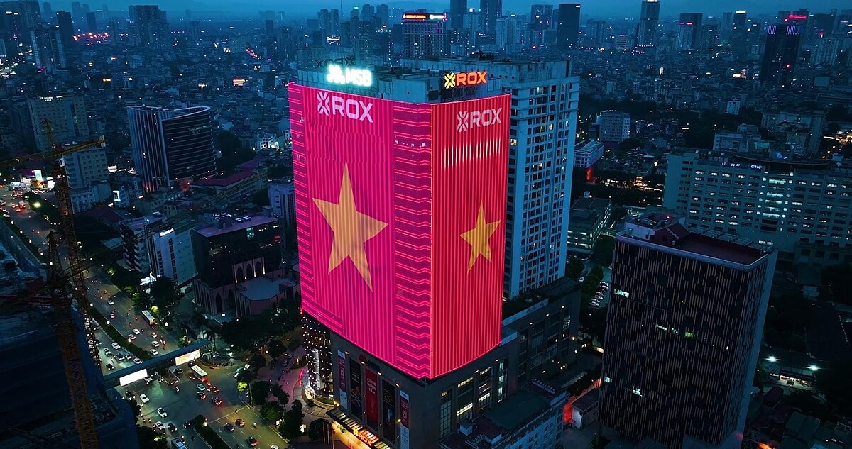 ROX Tower trên đường Nguyễn Chí Thanh nổi bật với màn hình LED khổng lồ rực sắc cờ đỏ sao vàng, hòa cùng khí thế Thủ đô chào mừng 2/9.