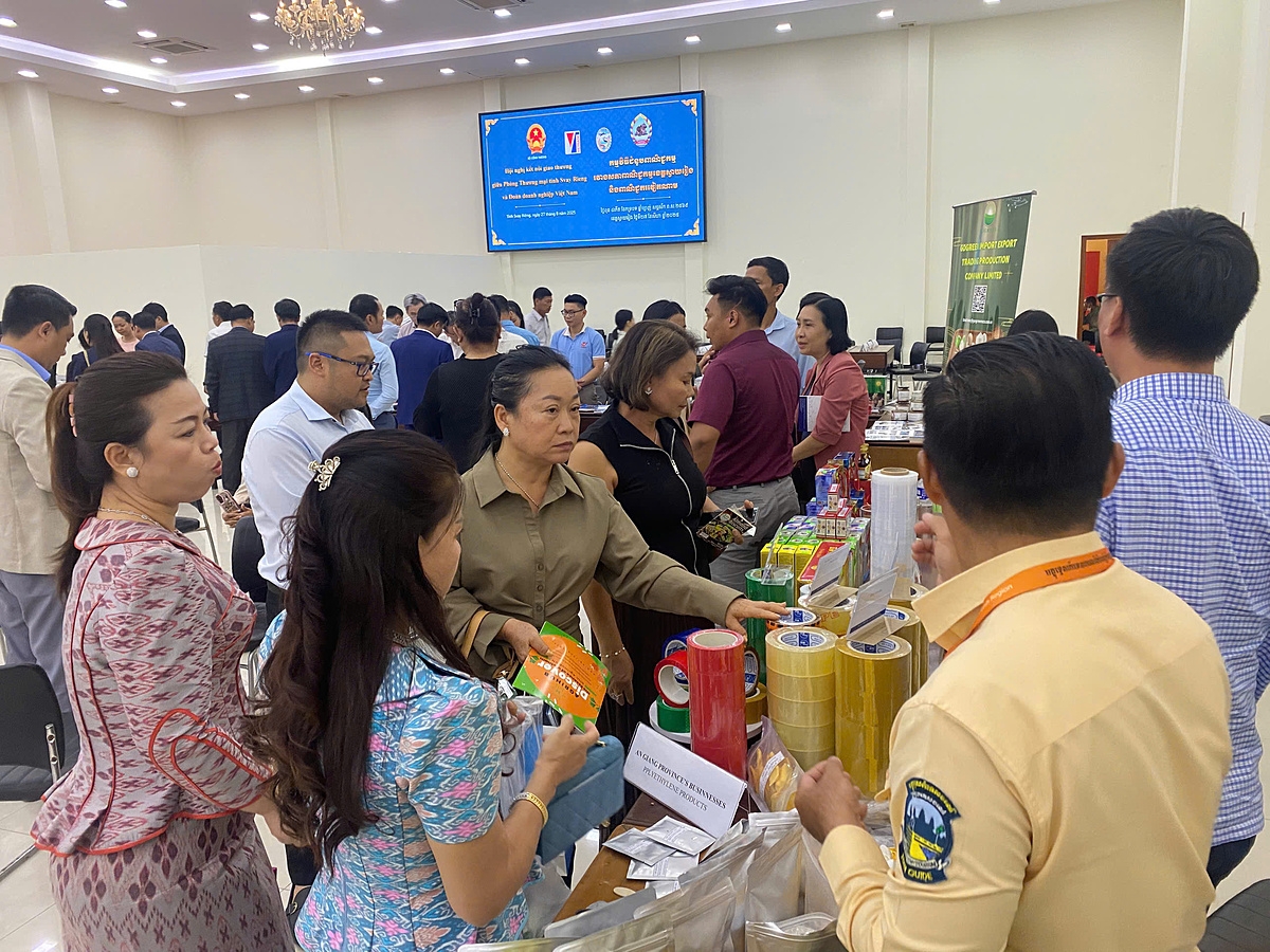 Hoạt động kết nối giao thương diễn ra sôi nổi giữa doanh nghiệp hai nước.