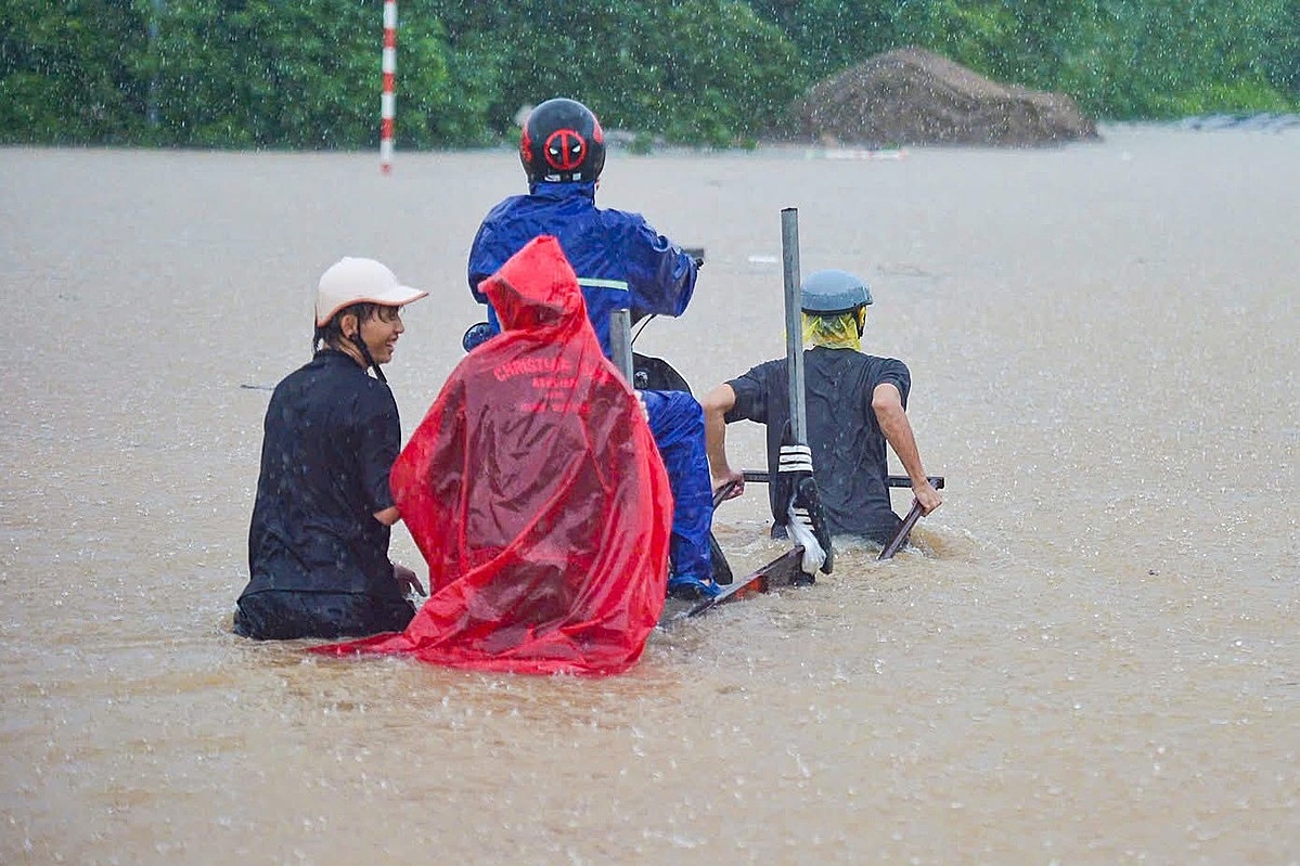 Thay vì bỏ ra số tiền lớn để sửa chữa nếu xe ngập và chết máy, nhiều người bèn sử dụng dịch vụ để tiết kiệm chi phí.