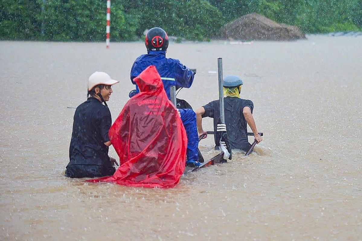 Thay vì bỏ ra số tiền lớn để sửa chữa nếu xe ngập và chết máy, nhiều người bèn sử dụng dịch vụ để tiết kiệm chi phí.
