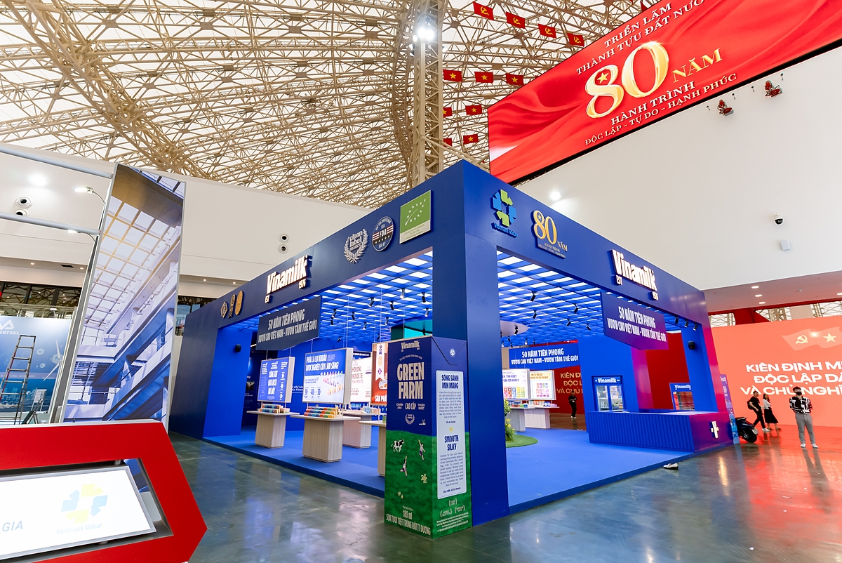 Với sắc xanh rực rỡ và thiết kế hiện đại, gian hàng Vinamilk nổi bật ngay cổng vào không gian “Khởi nghiệp kiến quốc” - nơi tôn vinh vai trò của kinh tế tư nhân theo tinh thần Nghị quyết 68 của Bộ Chính trị về phát triển kinh tế tư nhân &lpar;Ảnh: Duy Cường&rpar;.