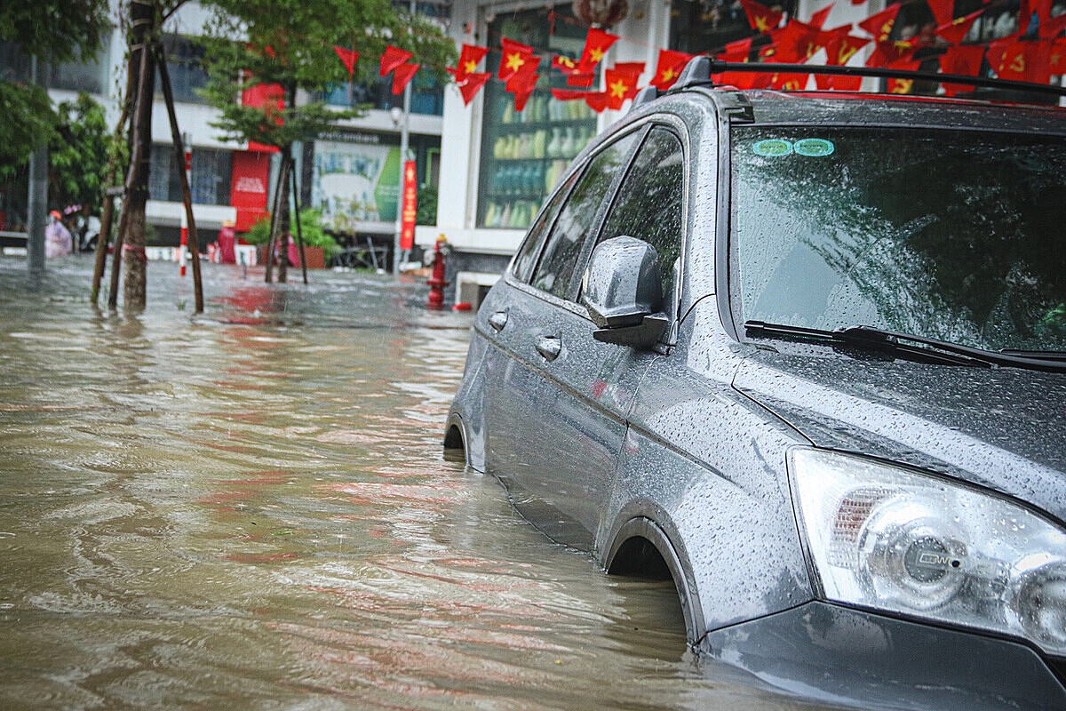 Nhiều phương tiện nằm im trong dòng nước.
