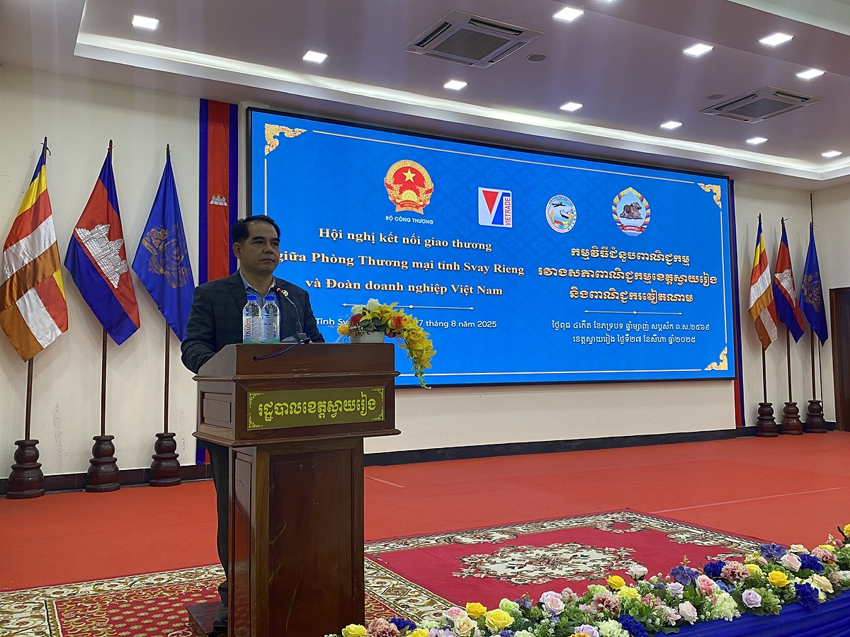 Ông Sokha Ram, Phó tỉnh trưởng tỉnh Svay Rieng phát biểu tại hội nghị.