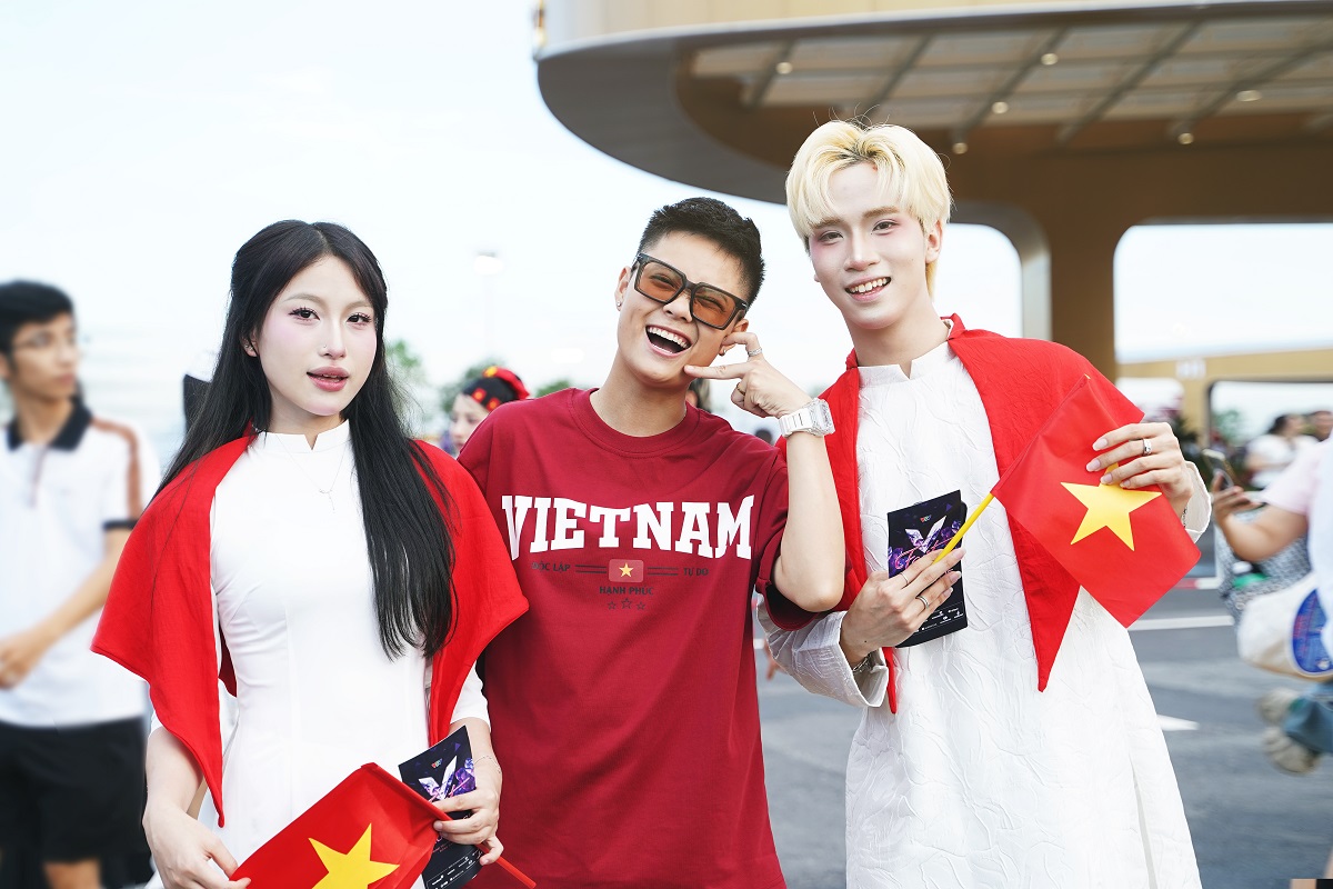 Các bạn trẻ check-in với trang phục truyền thống tại không gian của VEC.