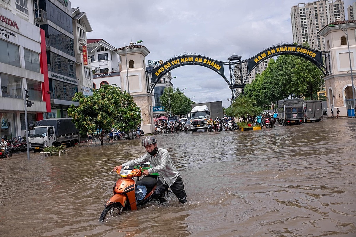 Khu vực cổng vào làng biệt thự ghi nhận nhiều xe chết máy.