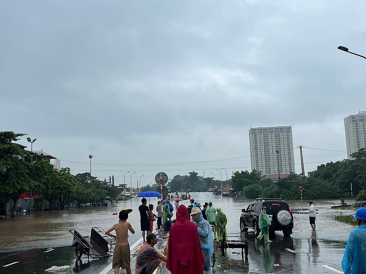 Nhiều người mang xe kéo đến những điểm ngập sâu để ứng trực.