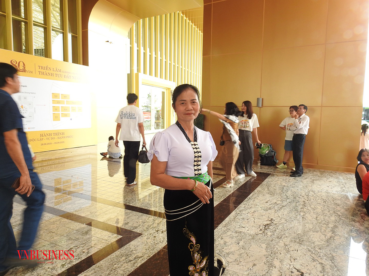 Bà Lò Thị Hợp trong trang phục truyền thống dân tộc.