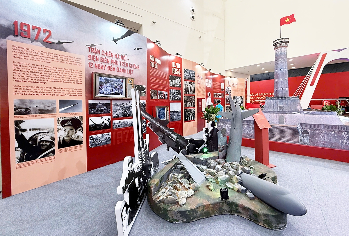 ... đây là giai đoạn nhân dân Thủ đô vừa anh dũng chiến đấu, vừa đẩy mạnh sản xuất để chi viện cho tiền tuyến.