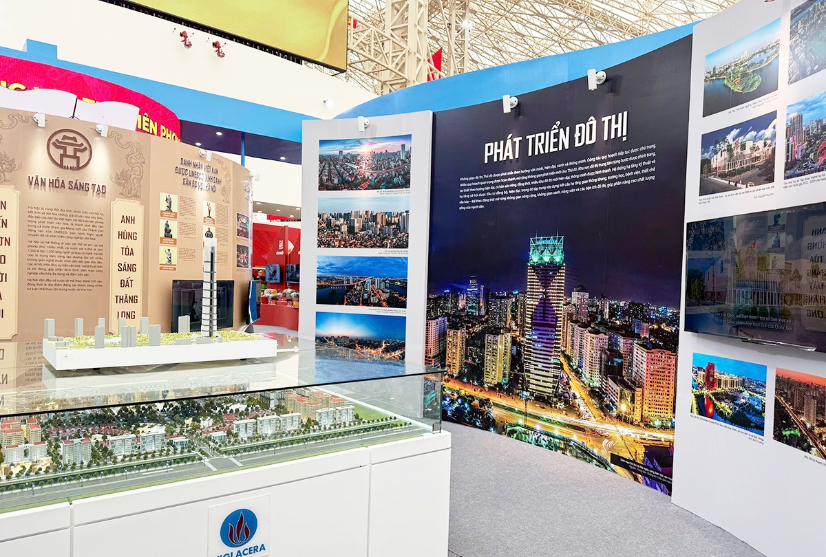 Một Hà Nội vươn mình mạnh mẽ, đổi mới và phát triển cùng đất nước được khắc họa tại triển lãm.