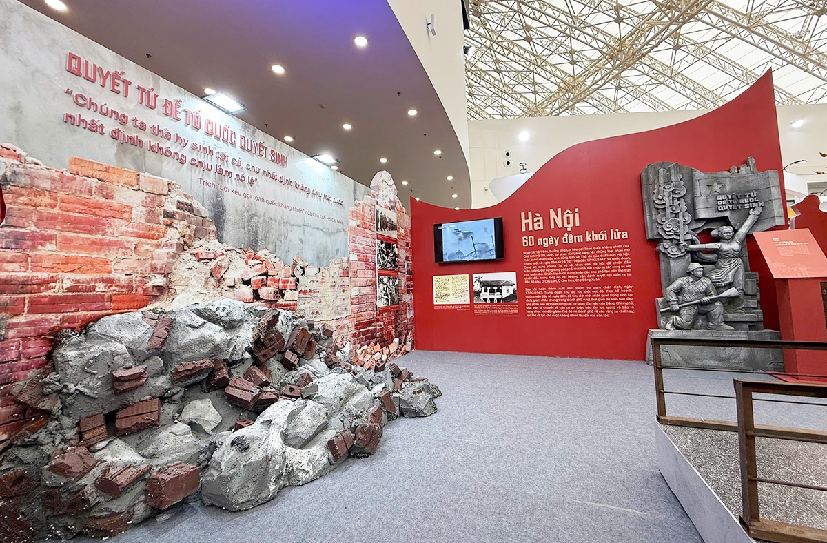 Triển lãm là dịp để nhắc nhớ về những đóng góp, hy sinh của các thế hệ người Hà Nội.