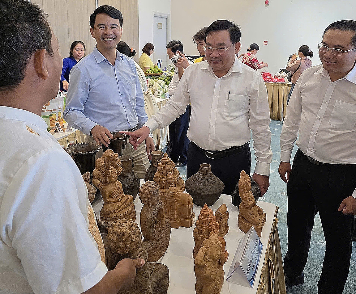 Phó Chủ tịch Liên minh HTX Việt Nam Đinh Hồng Thái và lãnh đạo tỉnh Khánh Hòa tham gia gian hàng tại hội nghị.