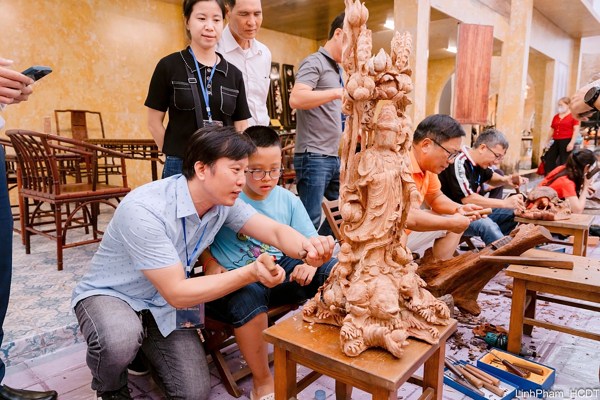 “Nét son Hà Nội” là nơi trưng bày sản phẩm thủ công mỹ nghệ đặc sắc như gốm sứ, sơn mài, khảm trai, mây tre đan.
