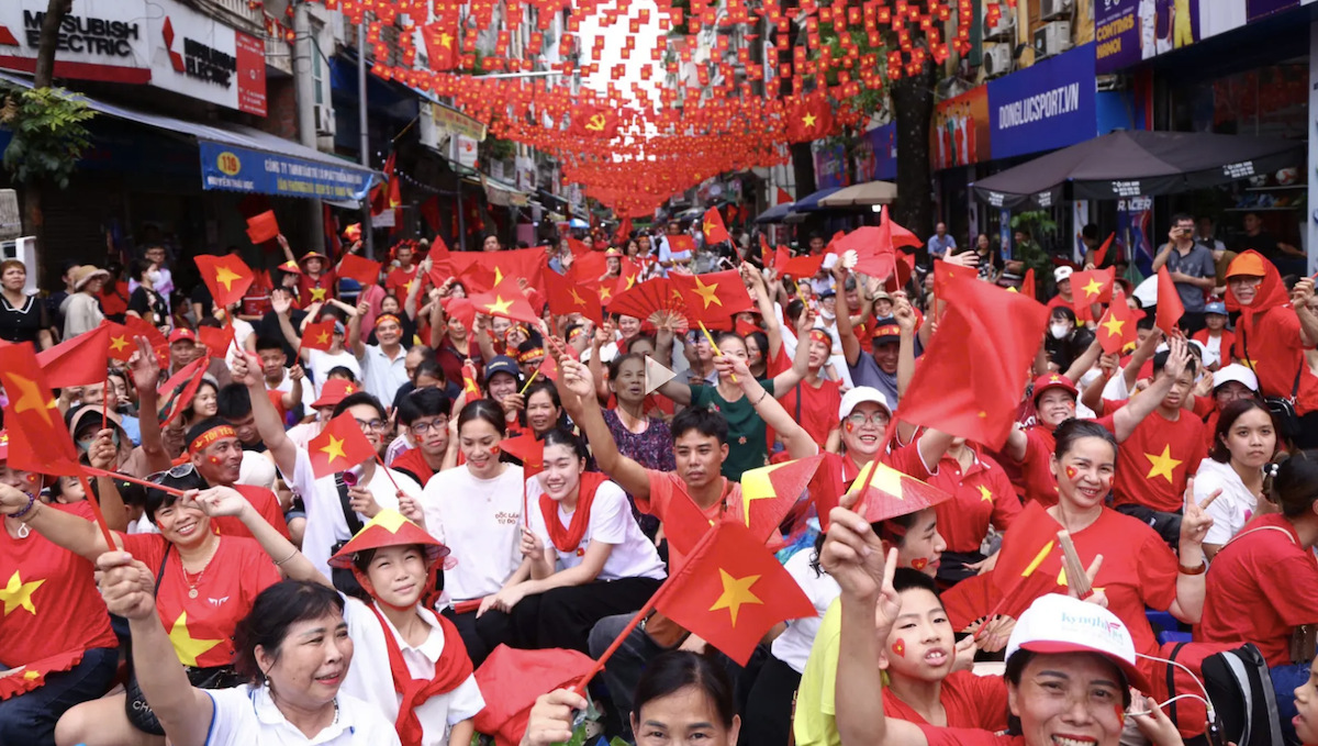 Người dân xem sơ duyệt diễu binh tại Hà Nội.