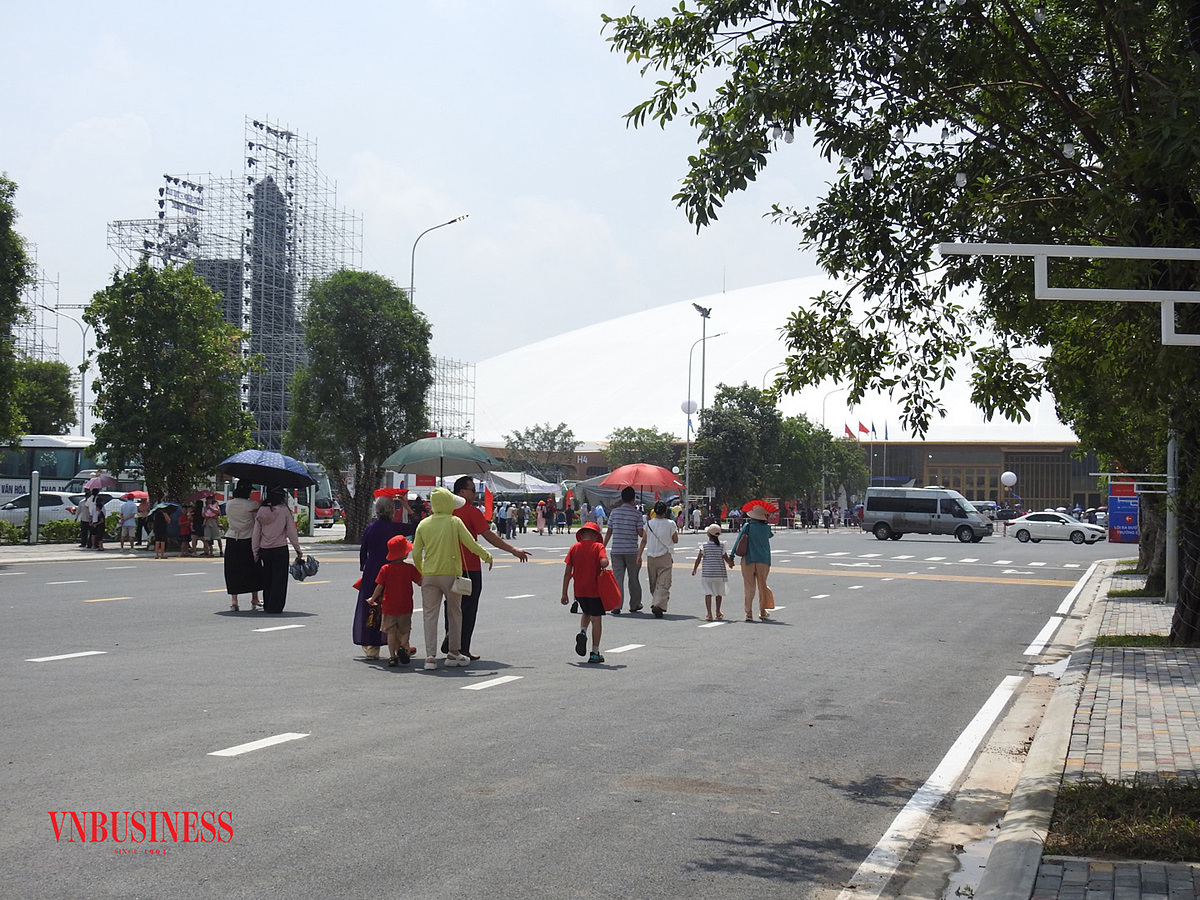 Dòng người đổ về VEC trong ngày đầu tiên khai mạc Triển lãm thành tựu đất nước.