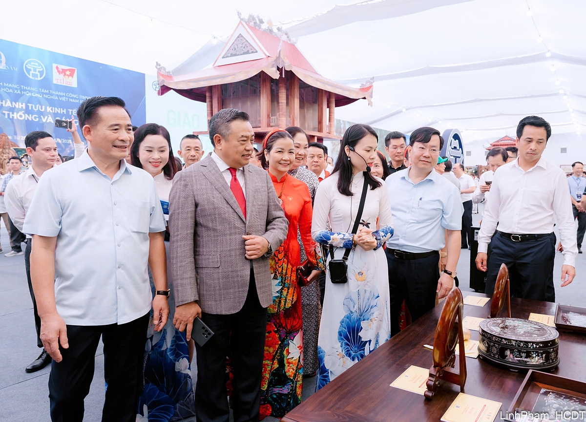 Ủy viên Trung ương Đảng, Phó Bí thư Thành ủy, Chủ tịch UBND thành phố Hà Nội Trần Sỹ Thanh cùng lãnh đạo các sở ngành đã tới tham quan “Không gian Truyền thống và Sáng tạo Hà Nội 2025”.