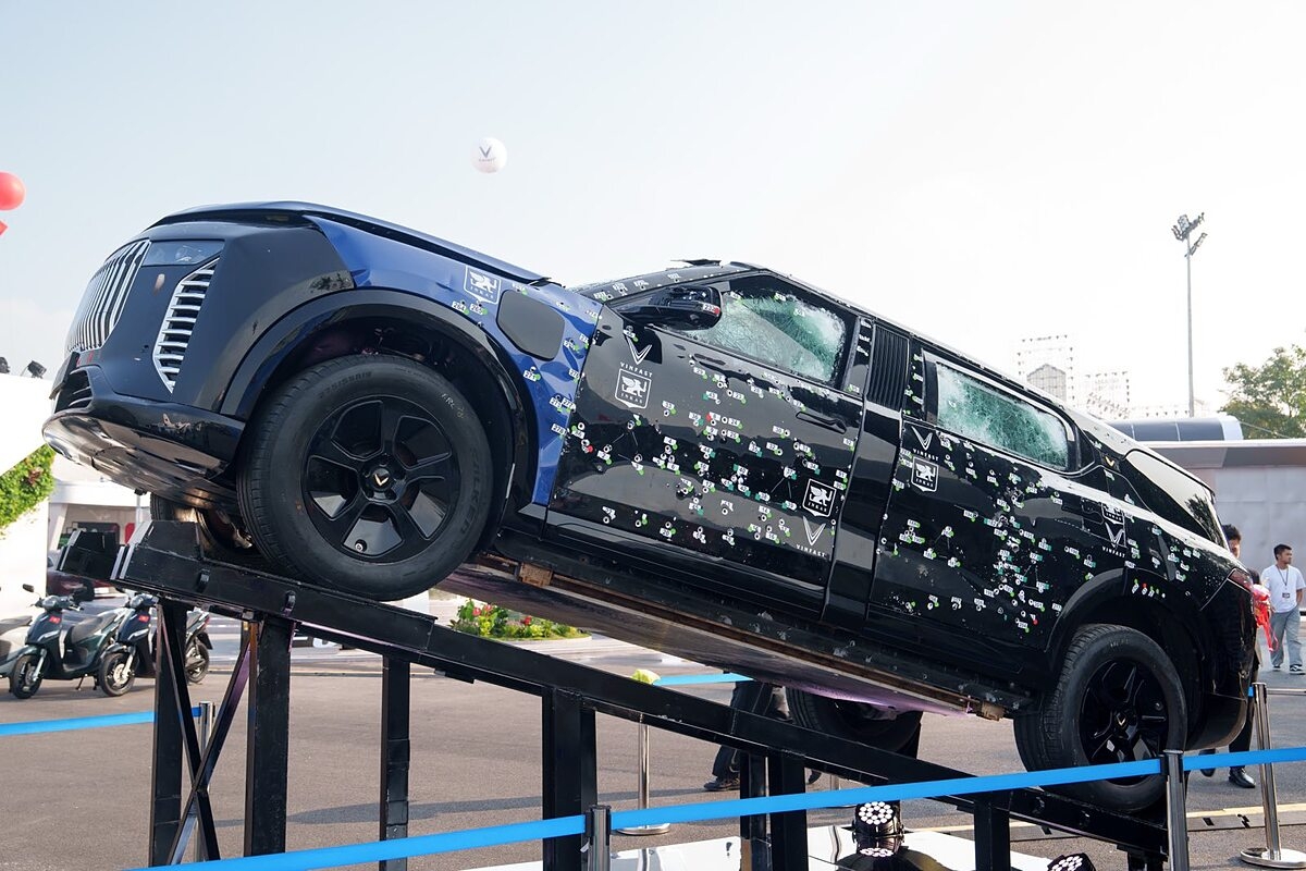 Gian triển lãm ở sân Tây với khoảng 2.600 m2 được Vingroup dành trọn vẹn cho chủ đề Chuyển đổi Xanh, tâm điểm là mẫu xe chống đạn Lạc Hồng 900 LX