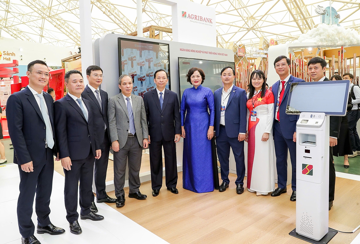 Thống đốc Nguyễn Thị Hồng cùng đoàn đại biểu lãnh đạo Ngân hàng Nhà nước tham quan gian trưng bày triển lãm của Agribank.