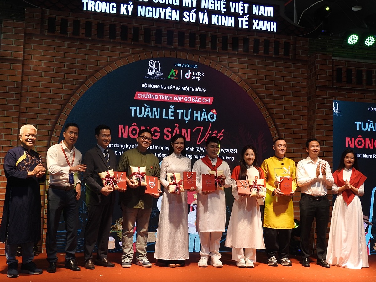 Đại diện các nhà sáng tạo nội dung tham gia chương trình nhận quà kỷ niệm từ ban tổ chức.