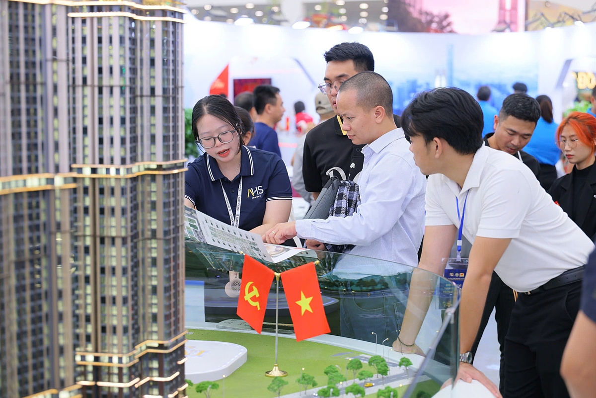 Khách tham quan tương tác với sa bàn ảo 360°.