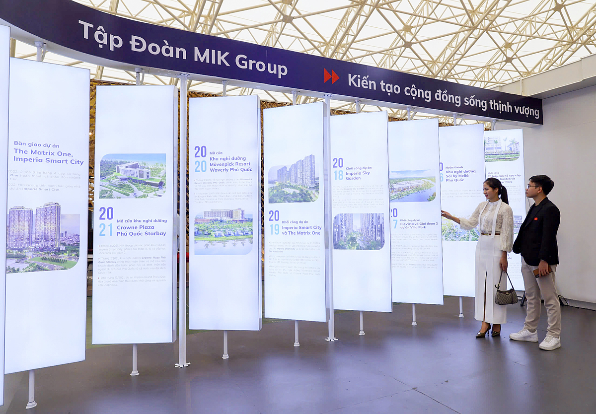 Bức tường lịch sử phát sáng tái hiện hành trình hơn một thập kỷ phát triển của MIK Group, trở thành điểm nhấn thu hút đông đảo khách hàng.