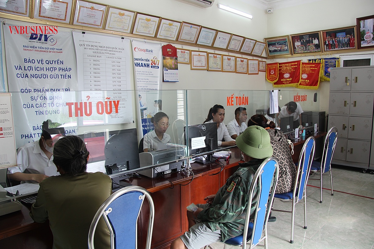 Người dân, thành viên tới làm thủ tục vay vốn tại quỹ tín dụng nhân dân An Hải.