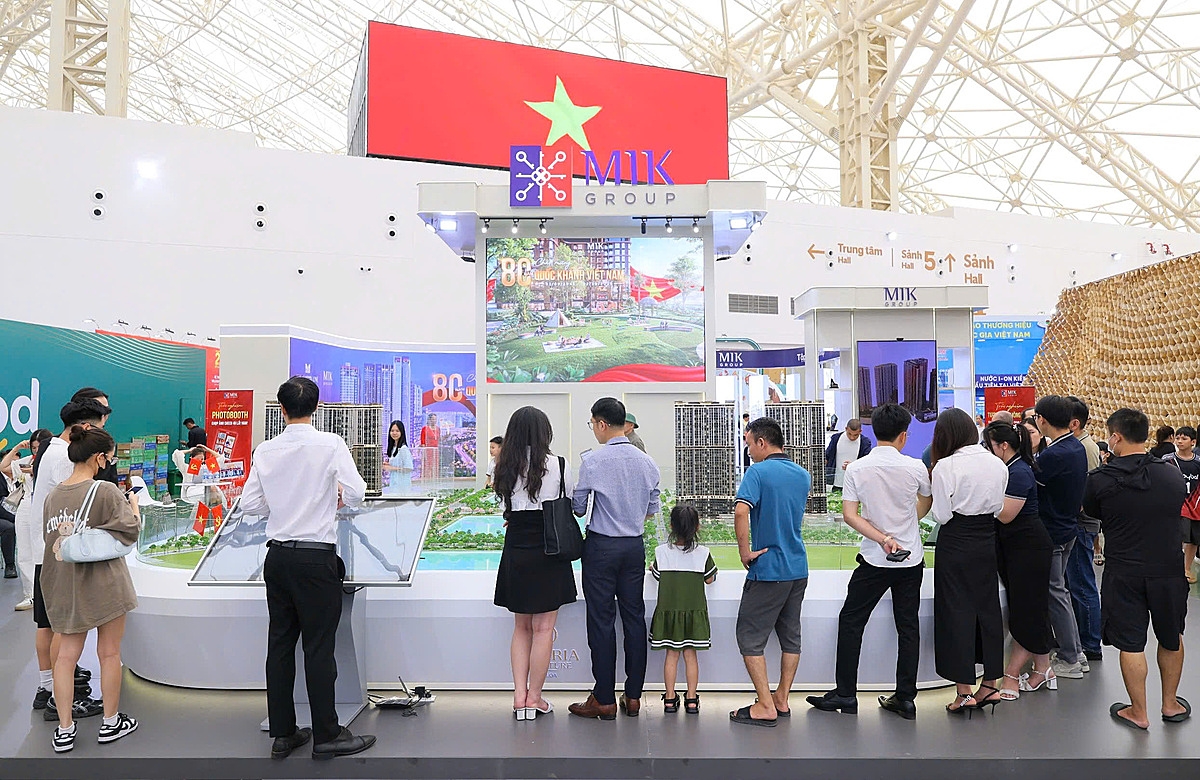 Không gian trưng bày MIK Group thu hút đông đảo khách hàng tới tham quan, trải nghiệm ngay sau Lễ khai mạc.