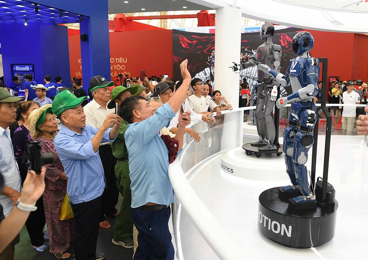 Khu vực triển lãm thứ hai của Vingroup tọa lạc tại sân Tây với khoảng 2.600 m2. Đây cũng là khu vực Vingroup dành trọn vẹn cho chủ đề đang được toàn xã hội quan tâm - Chuyển đổi Xanh