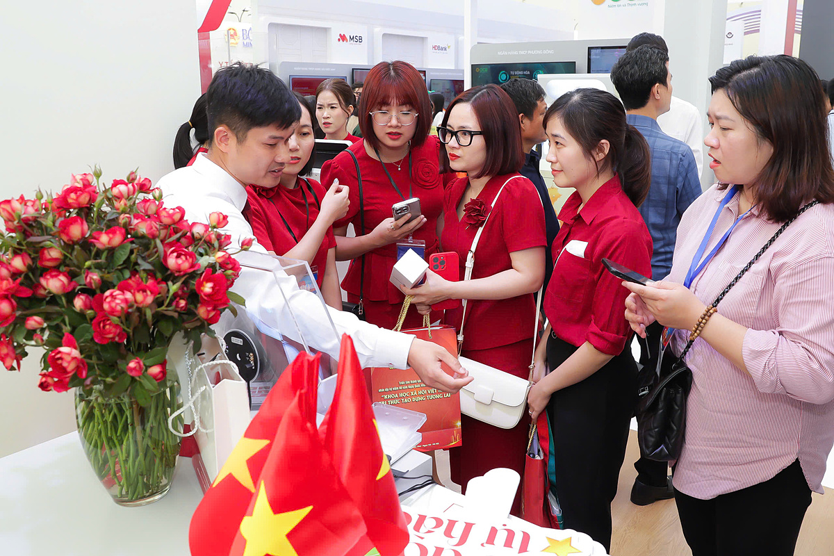 Các đại biểu và đông đảo khách hàng tham quan khu vực trưng bày triển lãm và tham gia trải nghiệm các sản phẩm dịch vụ để nhận quà tặng của Agribank.