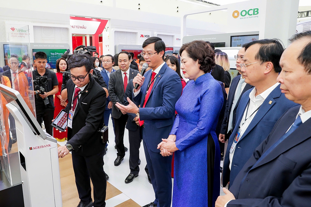 Đại diện Agribank, Phó Tổng Giám đốc Đỗ Đức Thành giới thiệu đến Thống đốc và đoàn đại biểu NHNN giải pháp Quầy giao dịch thông minh thể hiện dấu ấn quan trọng trong công cuộc chuyển đổi số của Agribank.