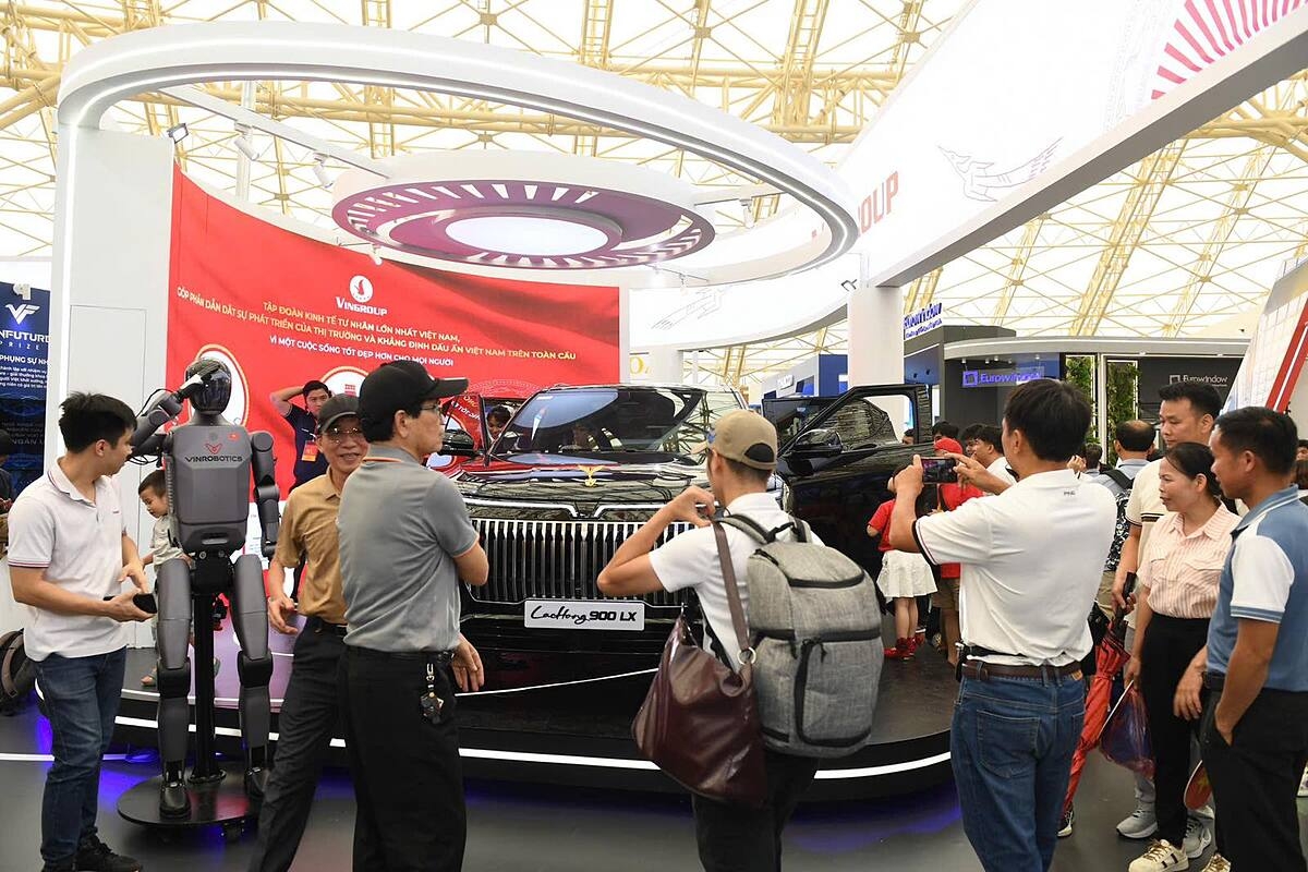 Khách tham quan gian triển lãm của hệ sinh thái Vingroup tại sảnh H3 - Khởi nghiệp kiến quốc, nơi đang trưng bày mẫu xe điện cao cấp Lạc Hồng 900 LX mang đậm tinh hoa và bản sắc dân tộc.