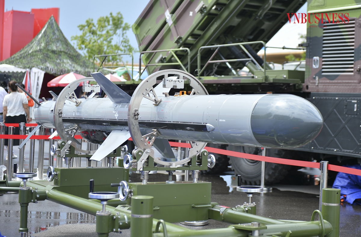 Tên lửa Sông Hồng &lpar;VSM-01A&rpar; với vận tốc bay cận âm, tầm bắn lên tới 80km do Tập đoàn Viettel nghiên cứu và sản xuất.