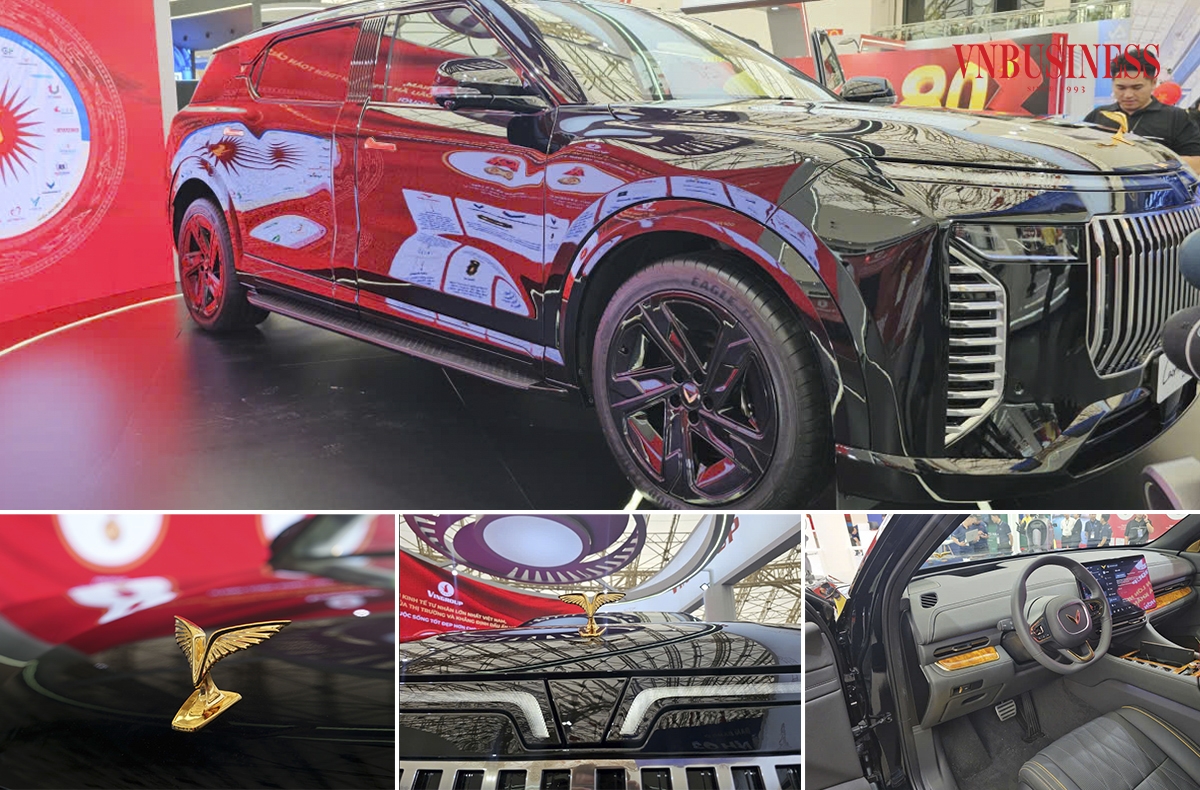 Tâm điểm phân khu triển lãm của Tập đoàn Vingroup là mẫu xe điện cao cấp Lạc Hồng 900LX, lần đầu tiên ra mắt công chúng.