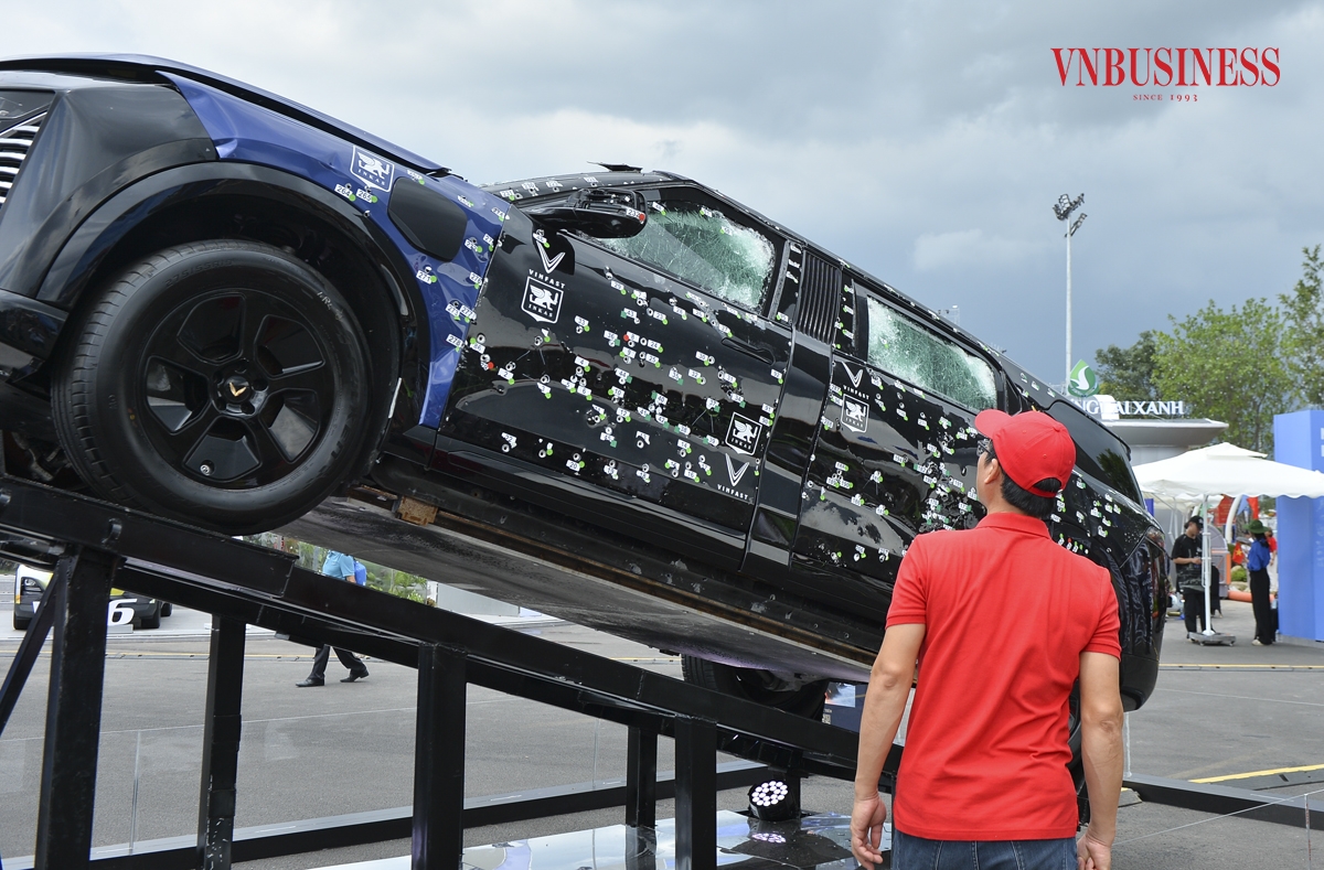 Đáng chú ý là mẫu xe Lạc Hồng 900LX phiên bản chống đạn. Chiếc xe này đã trải qua quá trình kiểm thử tại trung tâm Beschussamt Ulm &lpar;đơn vị kiểm thử tại Đức&rpar; với 440 lần đạn bắn vào nhiều vị trí, 11 lần nổ mìn từ dưới gầm và trên nóc.