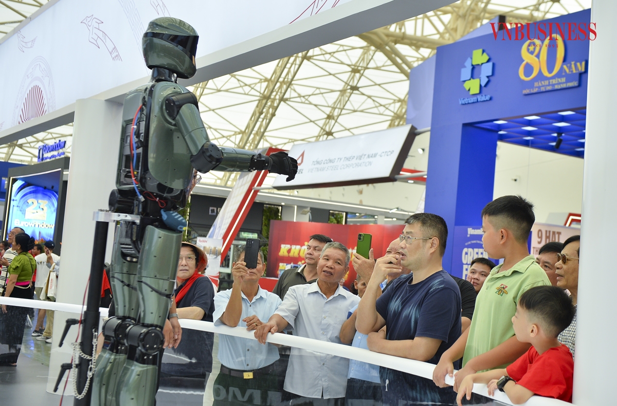 Các mẫu robot của Vingroup do các kỹ sư Việt Nam thiết kế thu hút được nhiều sự chú ý của khách tham quan triển lãm. Những mẫu robot này do công ty VinRobotics, VinMotion của Vingroup nghiên cứu, sản xuất.