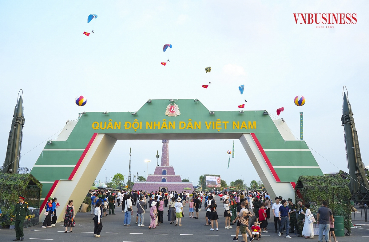 Khu trưng bày ngoài trời của Bộ Quốc Phòng với nhiều chủng loại khí tài hiện đại, thu hút đông đảo khách đến tham quan và check-in.
