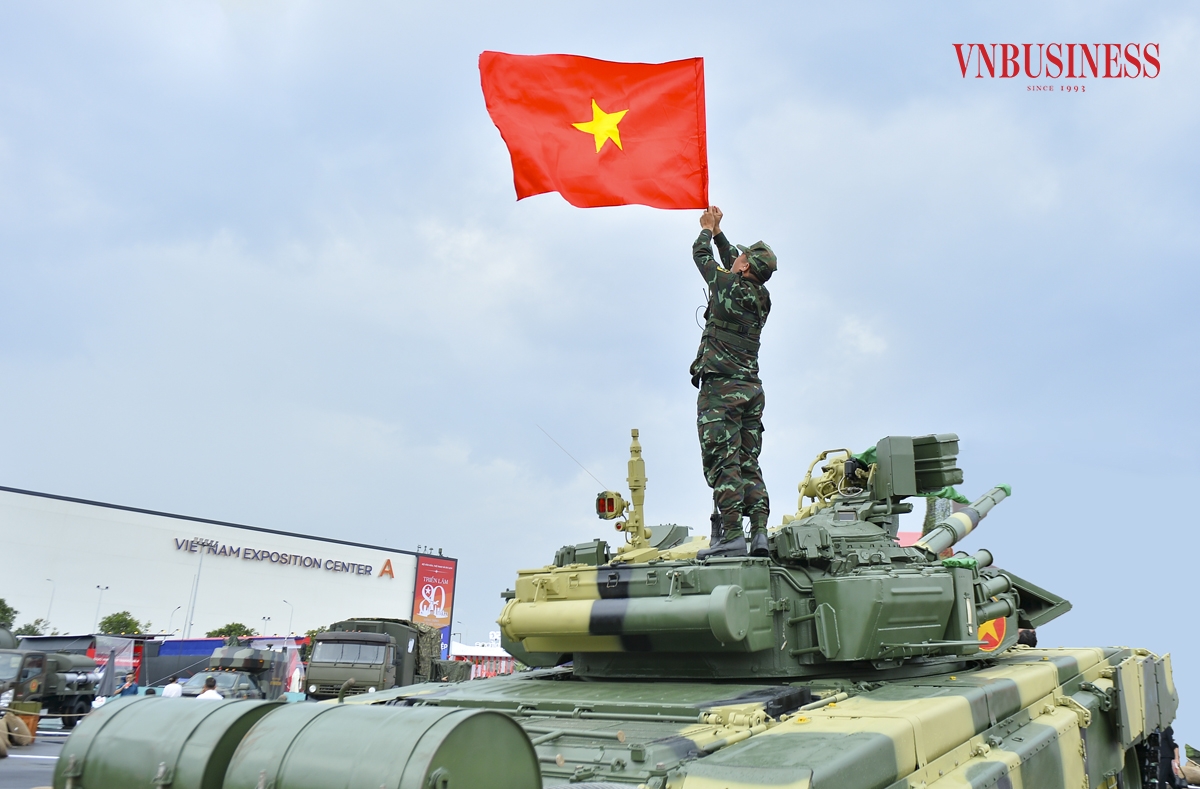 Tại khu trưng bày khí tài quân sự của Bộ Quốc phòng đã “trình diện” nhiều loại khí tài mới, hiện đại, trong số đó có nhiều chủng loại do Tập đoàn Viettel nghiên cứu và phát triển.