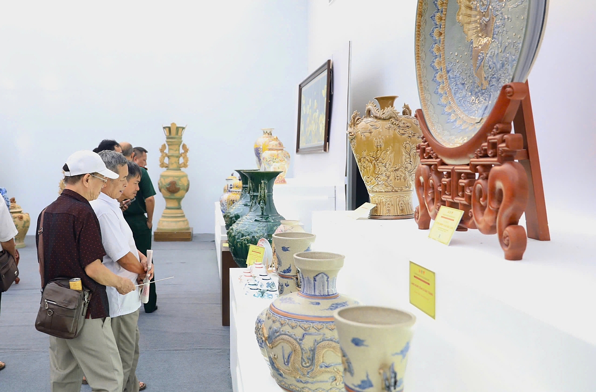 Không gian Thủ công mỹ nghệ - “Nét son Hà Nội”: Khu trưng bày tái hiện tinh hoa nghề thủ công của Thủ đô: gốm sứ, sơn mài, khảm trai, mây tre đan...