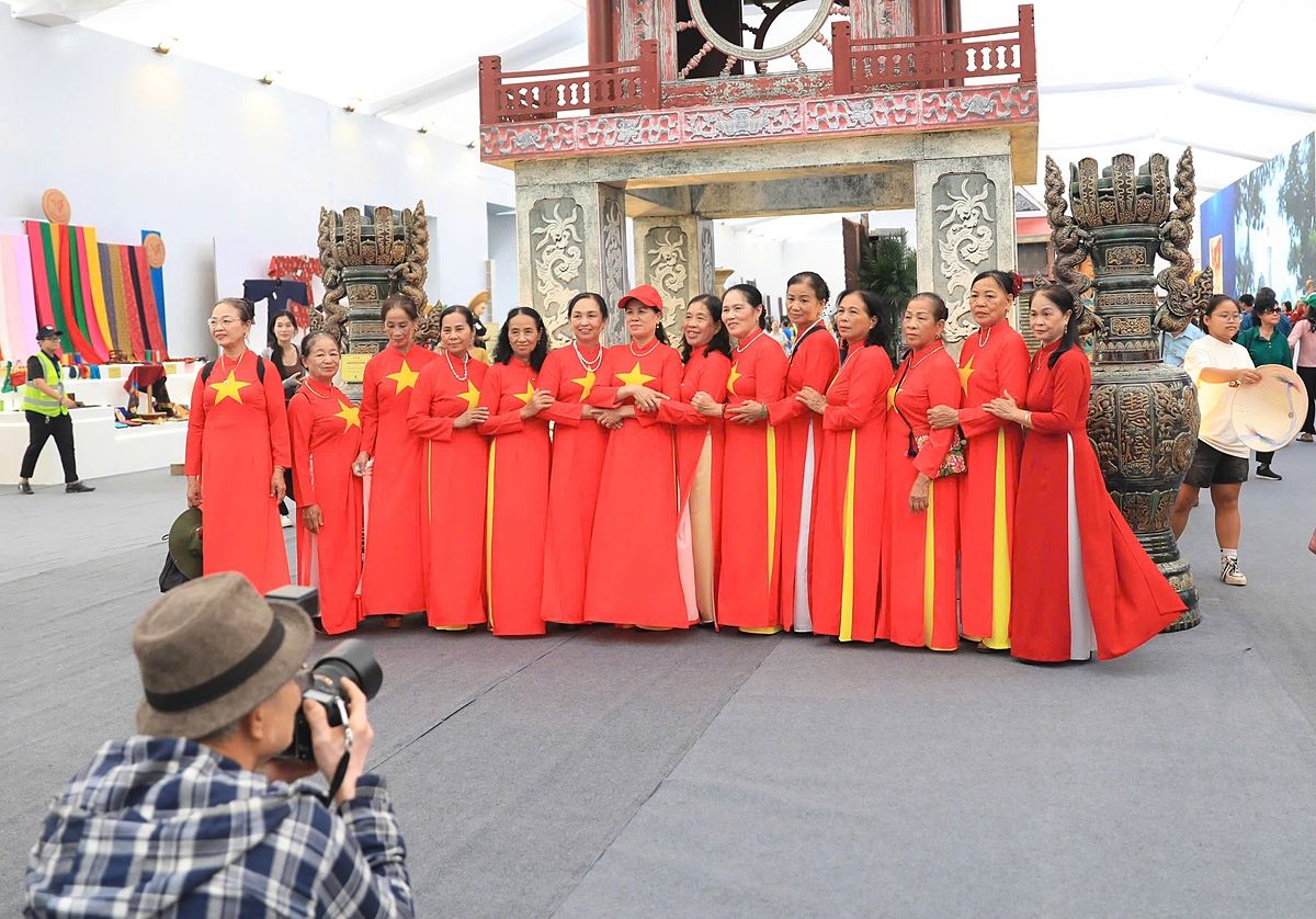 Các du khách chụp ảnh lưu niệm tại triển lãm.