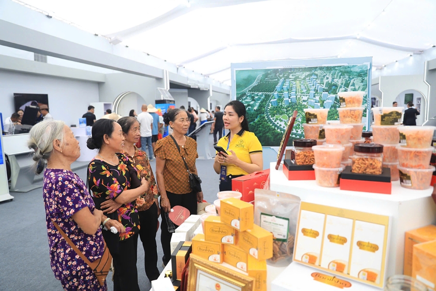 Không gian Ẩm thực - “Món quà Hà Nội”: Ẩm thực Hà Nội được tái hiện như một “kho báu” hương vị.