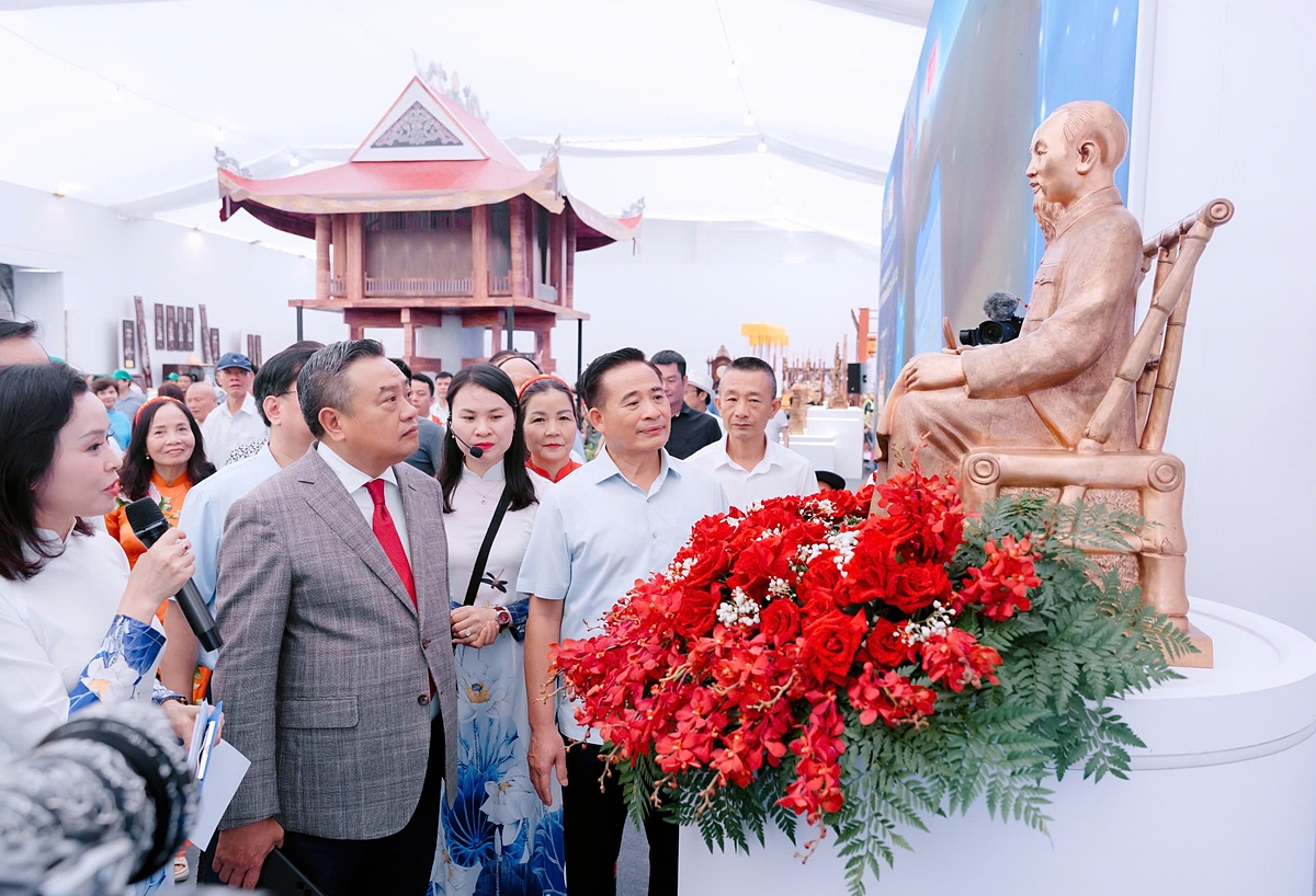 Đặc biệt, trong ngày khai mạc &lpar;28/8&rpar;, Không gian Truyền thống và Sáng tạo Hà Nội 2025 vinh dự đón tiếp Chủ tịch UBND TP Hà Nội Trần Sỹ Thanh, các Phó Chủ tịch UBND TP Nguyễn Mạnh Quyền, Vũ Thu Hà, cùng đông đảo lãnh đạo các ban, bộ, ngành Trung ương, tỉnh thành trên cả nước.