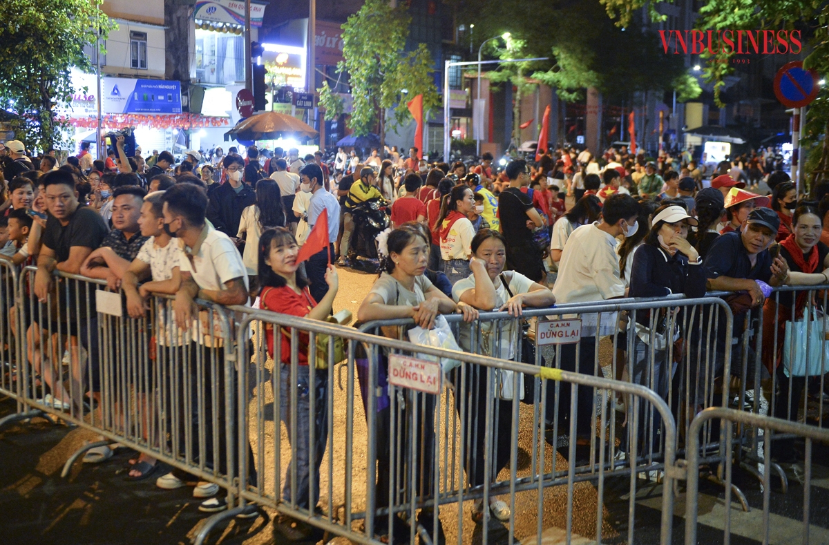 Càng gần đến thời điểm tổng duyệt bắt đầu, lượng người đổ về càng đông.