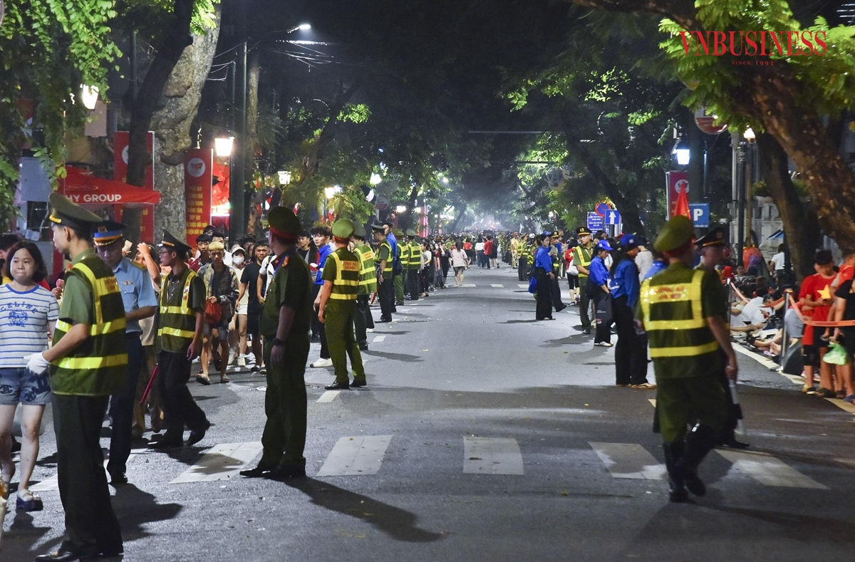 Lực lượng chức năng và các tình nguyện viên được huy động tối đa để đảm bảo an toàn, an ninh trật tự trên các tuyến phố có đoàn diễu binh, diễu hành đi qua. Xuân Hòa
