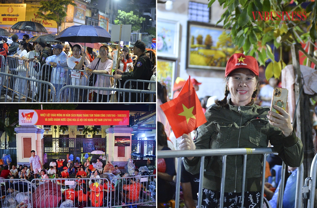 Bất chấp trời mưa ngắt quãng, nhiều người chuẩn bị tâm lý thức trắng đêm, háo hức được nhìn thấy các chiến sĩ sải bước chân rầm rập qua các tuyến phố.