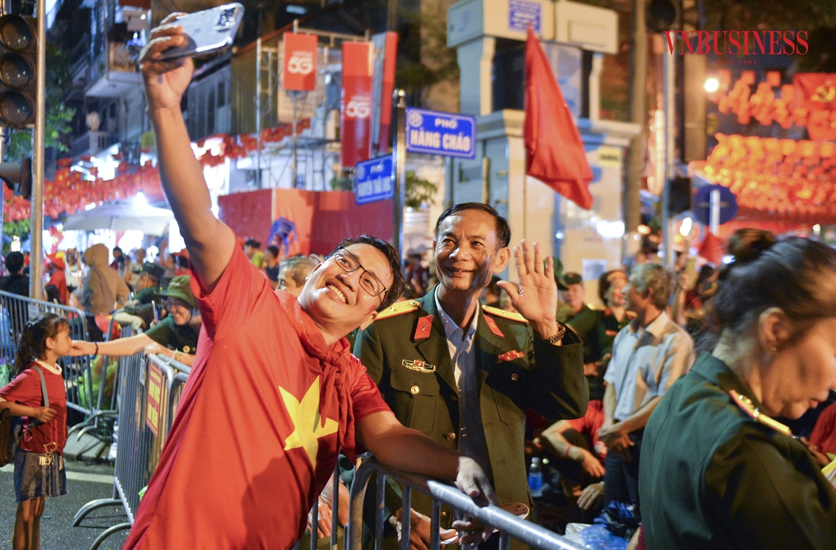 Nhiều người tranh thủ ghi lại những khoảnh khắc rực rỡ của ngày hội non sông.