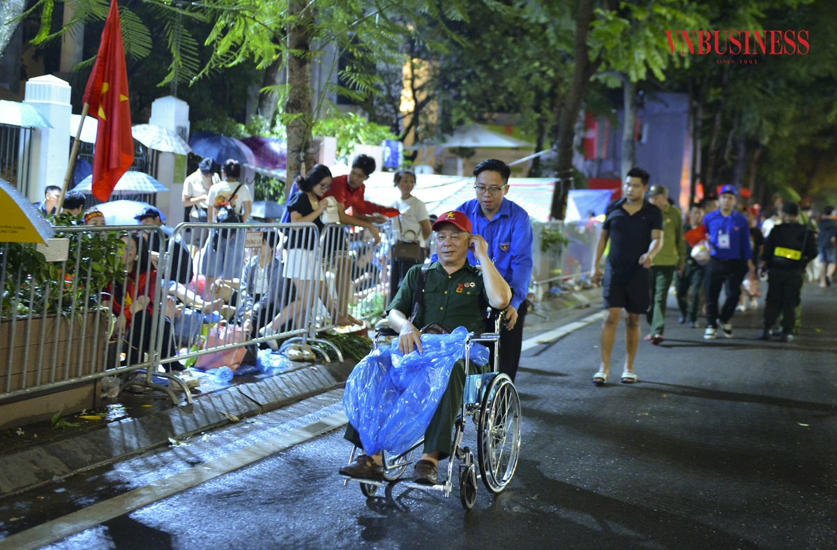 Cựu chiến binh Vũ Văn Cương &lpar;78 tuổi, ở Hà Nội&rpar; được tình nguyên viên hỗ trợ về khu vực ưu tiên.