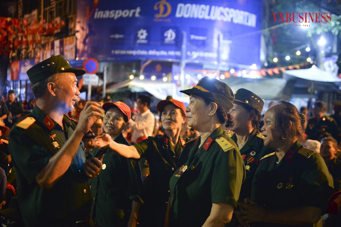 Các cựu chiến binh từ mọi miền đất nước, mang theo niềm tự hào và sự xúc động, chờ đợi giây phút tổng duyệt diễu binh diễn ra vào sáng 30/8.