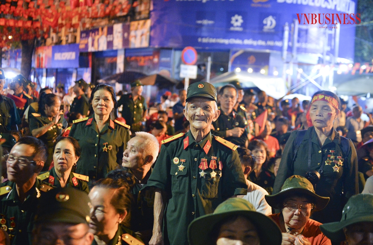 Chia sẻ với VnBusiness, ông Đỗ Khắc Thắng &lpar;cựu chiến binh 87 tuổi, xã Tân Yên, tỉnh Bắc Ninh&rpar; hồ hởi cho biết: Với thế hệ chúng tôi, vẫn còn có cơ hội được xem diễu binh, diễu hành nhân dịp kỷ niệm 80 năm ngày Độc lập là điều may mắn, hạnh phúc lắm rồi. Chúng tôi rất tự hào khi đã được góp một phần công sức nhỏ bé cho độc lập dân tộc.