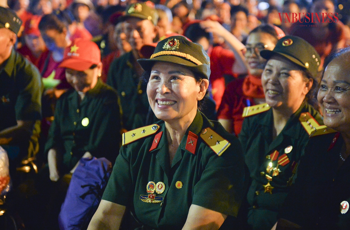 Cùng tâm trạng với ông Thắng, bà Lê Thanh Mai &lpar;cựu chiến binh 73 tuổi, đến từ Bắc Ninh&rpar; cho biết: Chúng tôi đã có mặt ở đây từ buổi trưa, tối nay thời tiết có mưa nên cũng vất vả, nhưng chúng tôi có tinh thần của người lính, hơn nữa có đồng đội kề bên nên tôi cảm thấy rất phấn khởi và tràn đầy năng lượng.