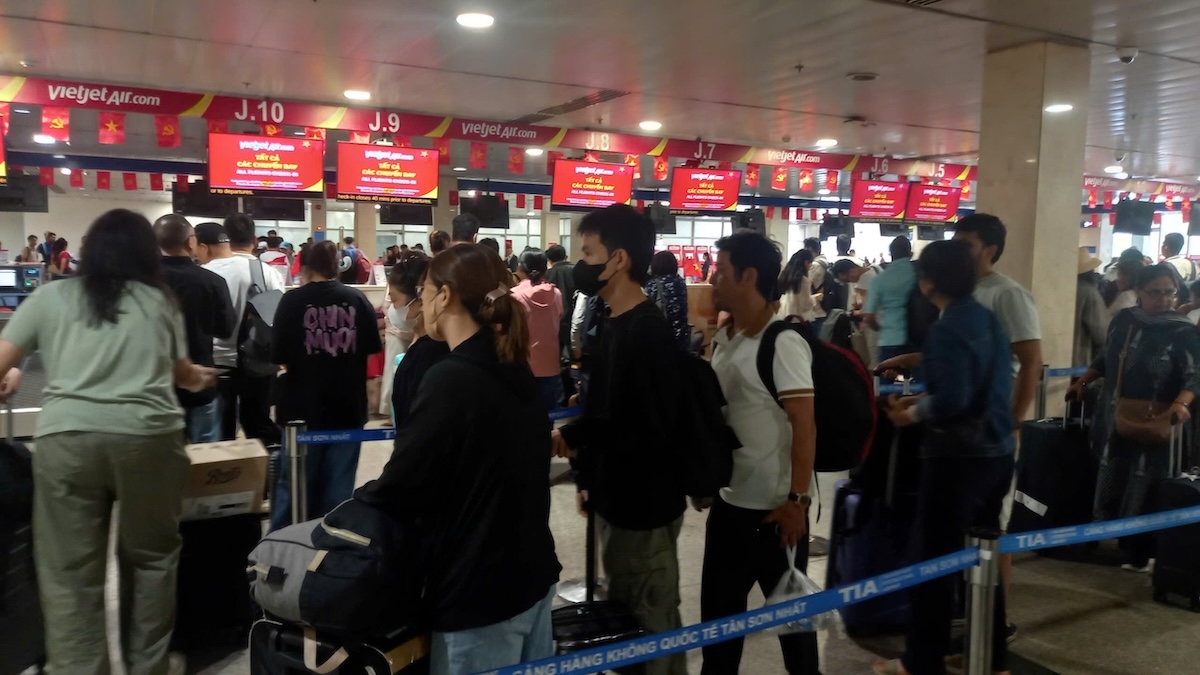 Lượng khách tăng cao tại sân bay Tân Sơn Nhất dịp lễ 2/9.