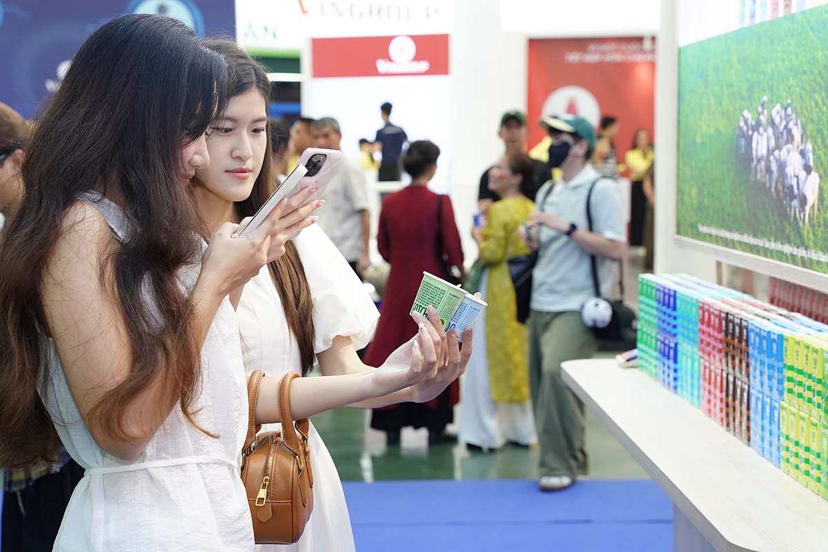 Các bạn trẻ đặc biệt yêu thích không gian trưng bày và trải nghiệm của Vinamilk. &lpar;Ảnh: Tịnh Không&rpar;